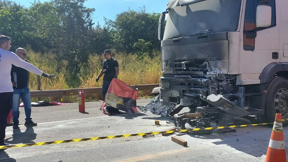 VÍDEO: Moto explode e piloto morre carbonizado após bater de frente com carreta na BR-163