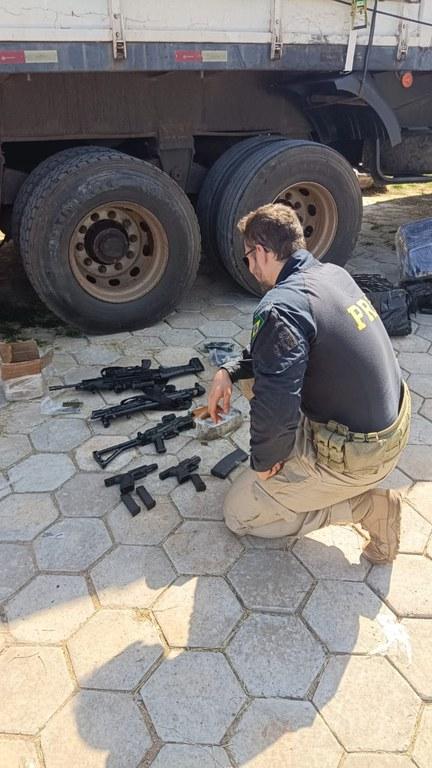 PRF apreende mais de 1 tonelada de maconha e armamento em Santa Rita do Pardo