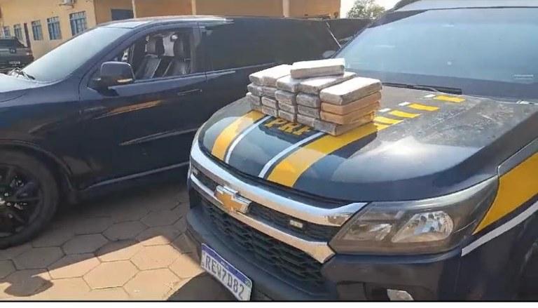 PRF apreende 22 kg de cocaína em carro durante fiscalização na BR-267 em Bataguassu