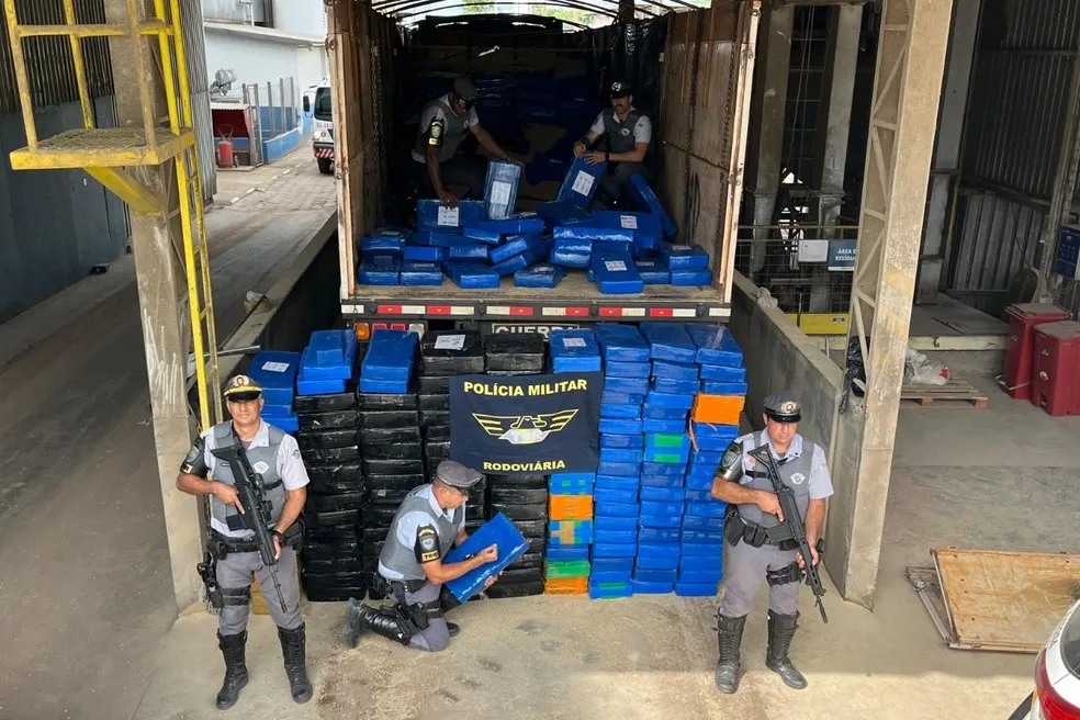 Polícia Rodoviária apreende quase 4 toneladas de maconha após motorista saltar de veículo em movimento