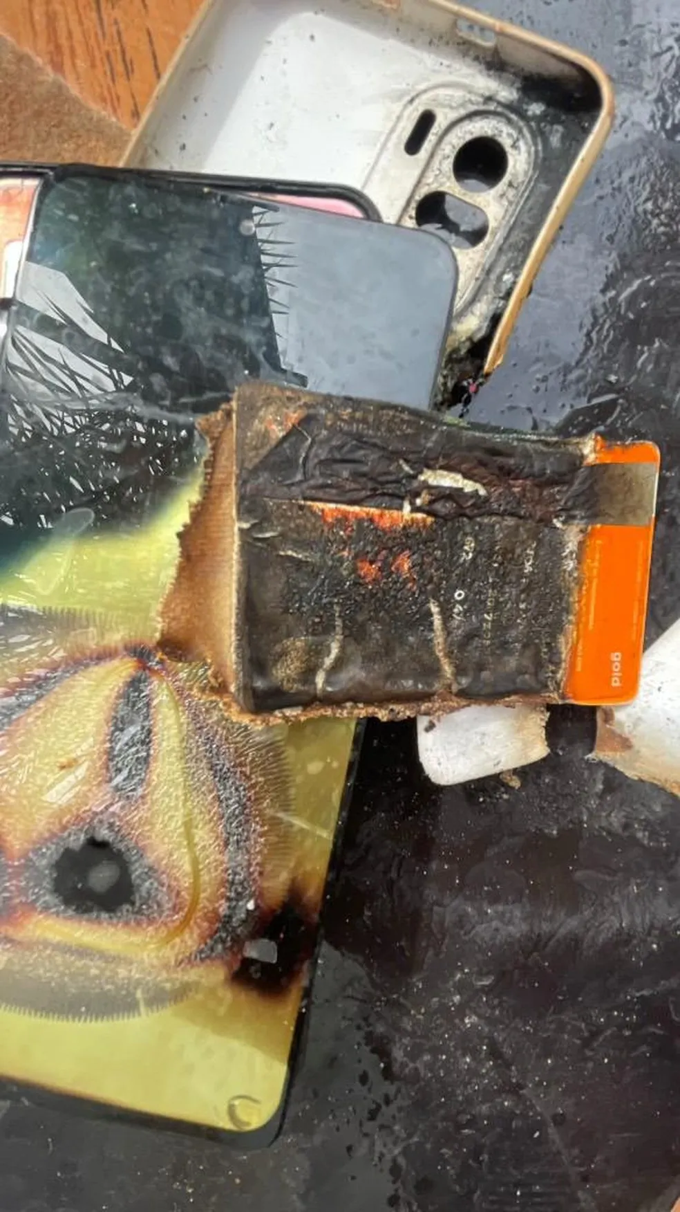 Celular explode enquanto jovem dormia e causa incêndio em quarto