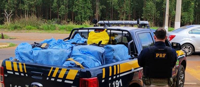 PRF apreende mais de 360 kg de drogas escondidas em carga de recicláveis