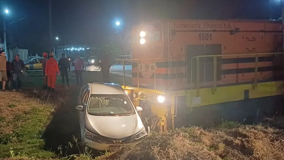 Motorista escapa ileso após carro ser arrastado por trem em cruzamento