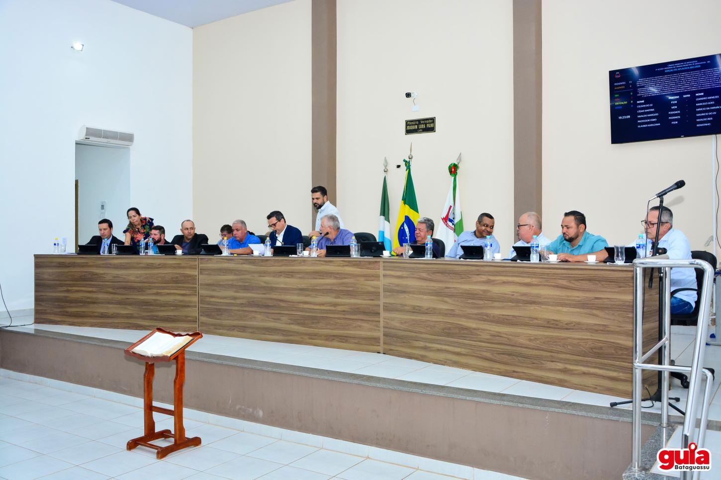 Câmara aprova prorrogação do Plano Municipal de Educação e presta homenagens a servidores e bombeiro