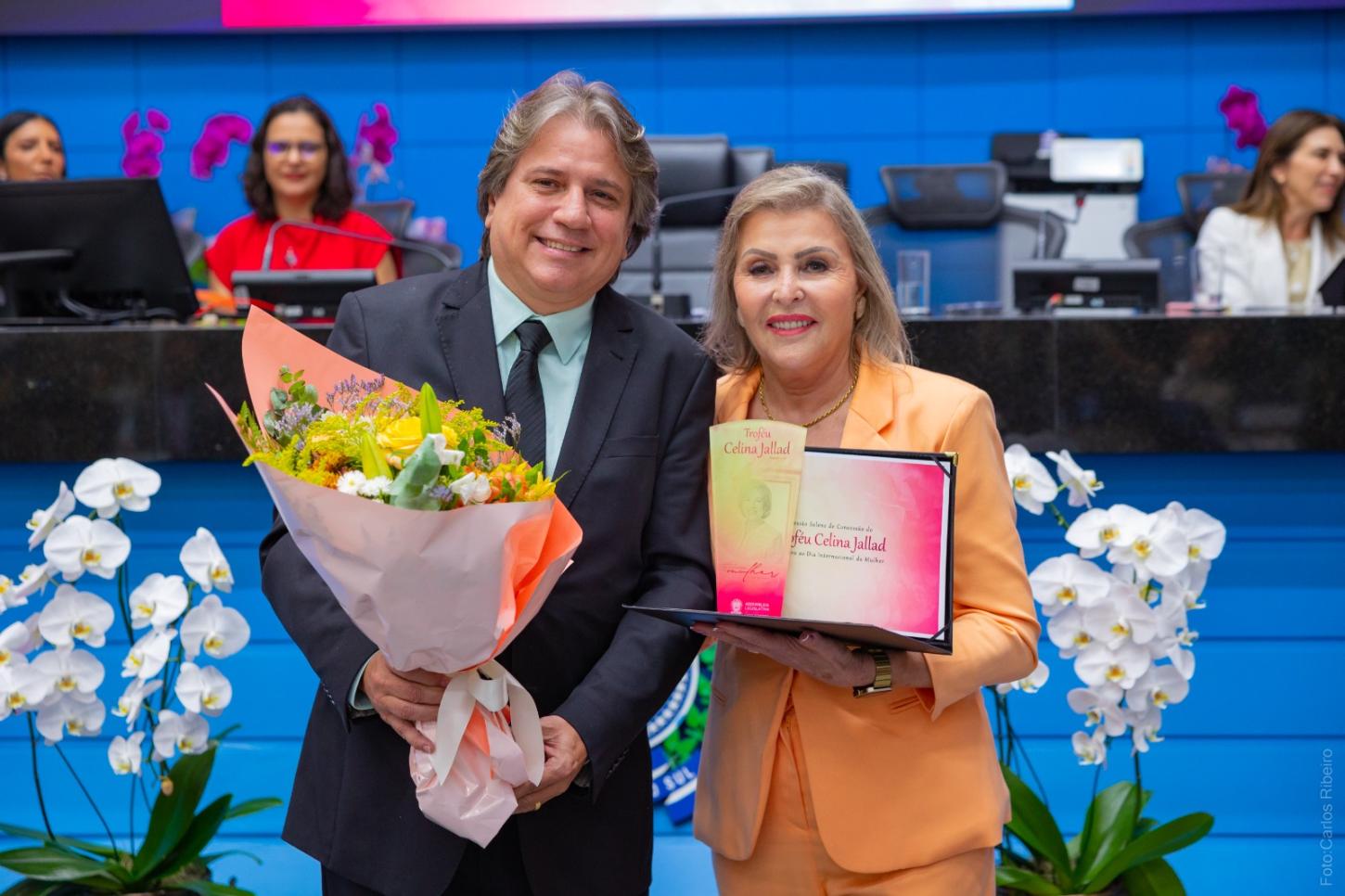 Caravina homenageia prefeita Nair Branti na sessão solene do Troféu Celina Jallad