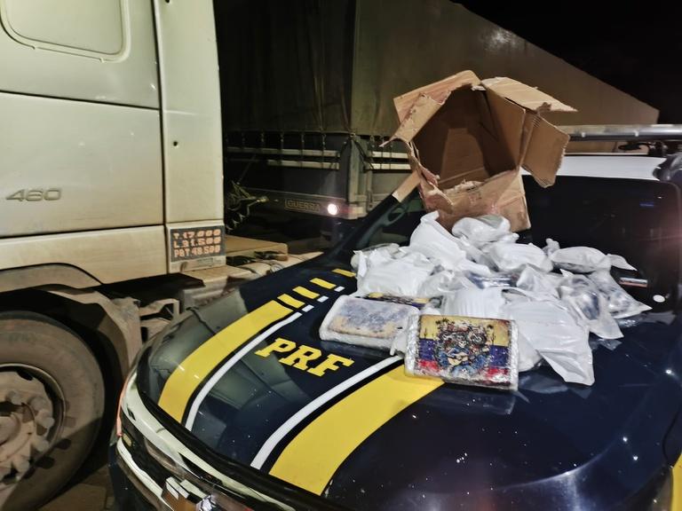 PRF apreende 29 kg de haxixe e skunk em caminhão na BR-267, em Bataguassu