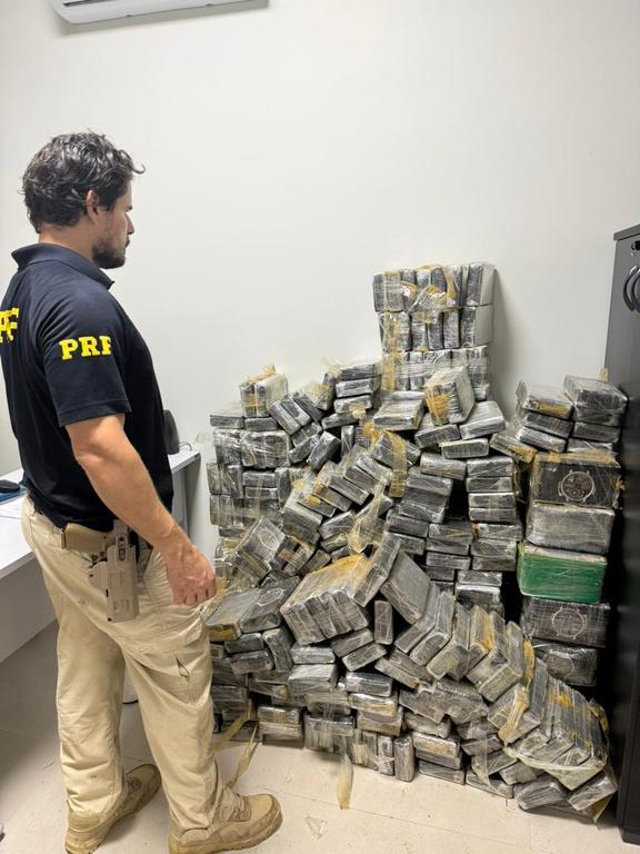PRF apreende 479 Kg de cocaína em Ribas do Rio Pardo