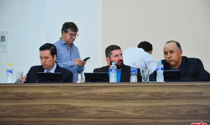 Câmara aprova prorrogação do Plano Municipal de Educação e presta homenagens a servidores e bombeiro