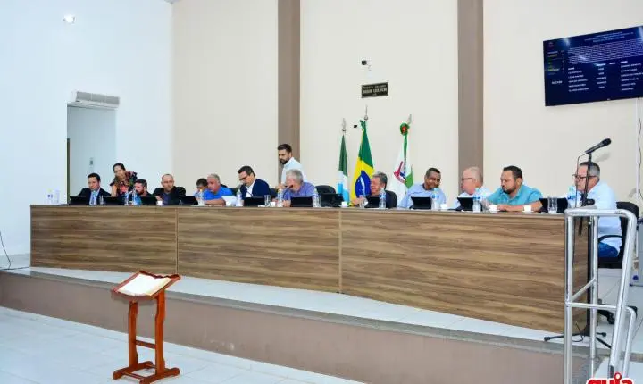 Câmara aprova prorrogação do Plano Municipal de Educação e presta homenagens a servidores e bombeiro