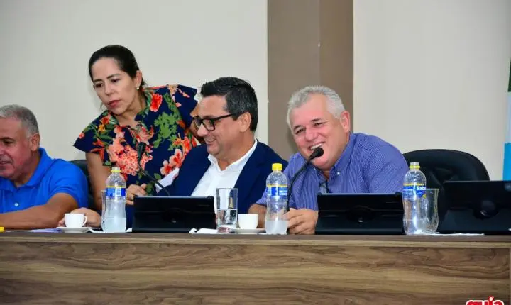 Câmara aprova prorrogação do Plano Municipal de Educação e presta homenagens a servidores e bombeiro