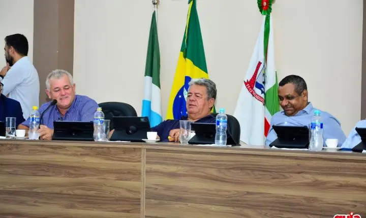 Câmara aprova prorrogação do Plano Municipal de Educação e presta homenagens a servidores e bombeiro