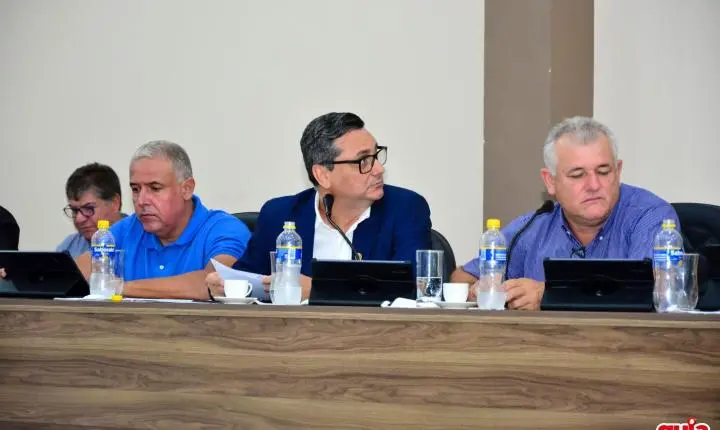 Câmara aprova prorrogação do Plano Municipal de Educação e presta homenagens a servidores e bombeiro