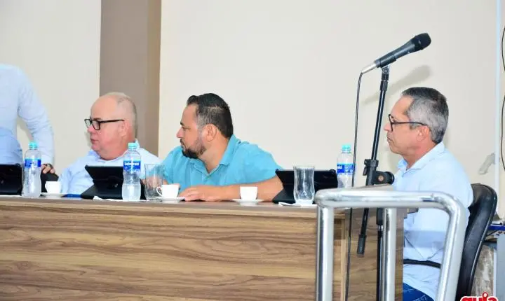 Câmara aprova prorrogação do Plano Municipal de Educação e presta homenagens a servidores e bombeiro