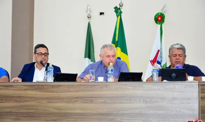 Câmara aprova prorrogação do Plano Municipal de Educação e presta homenagens a servidores e bombeiro