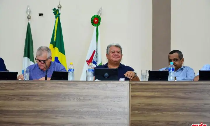 Câmara aprova prorrogação do Plano Municipal de Educação e presta homenagens a servidores e bombeiro