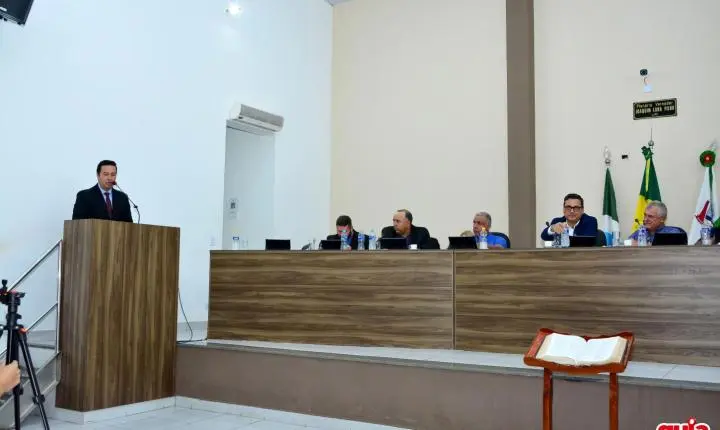 Câmara aprova prorrogação do Plano Municipal de Educação e presta homenagens a servidores e bombeiro