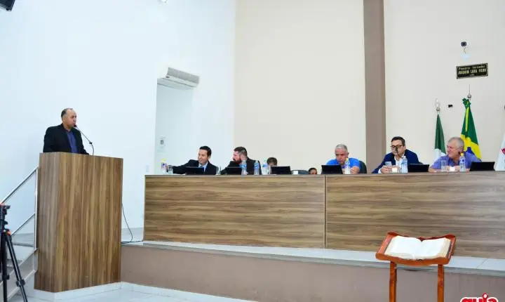 Câmara aprova prorrogação do Plano Municipal de Educação e presta homenagens a servidores e bombeiro