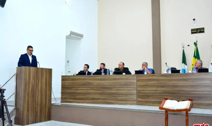 Câmara aprova prorrogação do Plano Municipal de Educação e presta homenagens a servidores e bombeiro