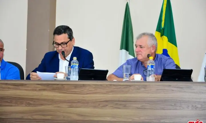 Câmara aprova prorrogação do Plano Municipal de Educação e presta homenagens a servidores e bombeiro