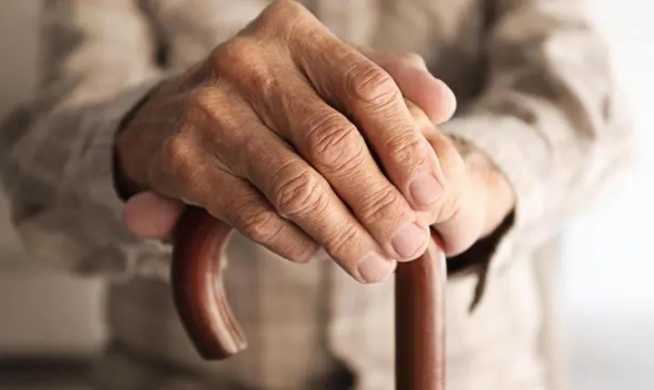 Idoso encontrado com larvas no corpo e em situação grave segue internado em hospital de MS